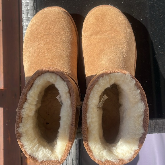 Classic Mini Boot in chestnut. Like new! - Picture 3 of 6